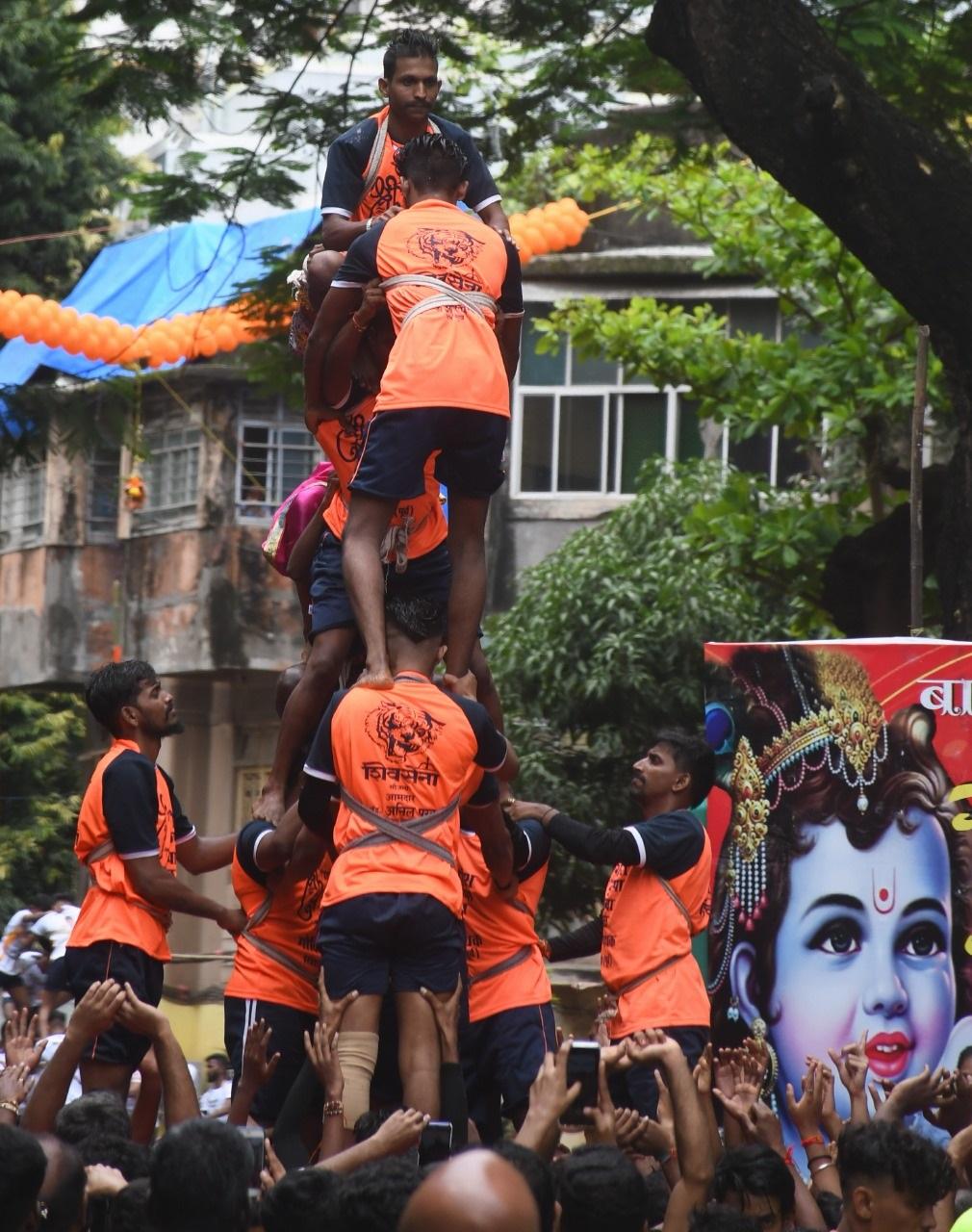 Dahi Handi celebrations at Khandke building lane in Dadar, Mumbai. Pics/ASHISH RAJE. (Pics/ASHISH RAJE)